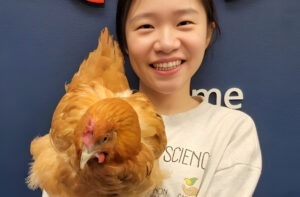 Sonia Kong, o profesoară de psihologie din Prince George, Canada, alături de găina ei