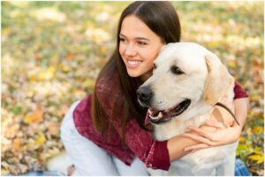 O femeie își îmbrățișează câinele