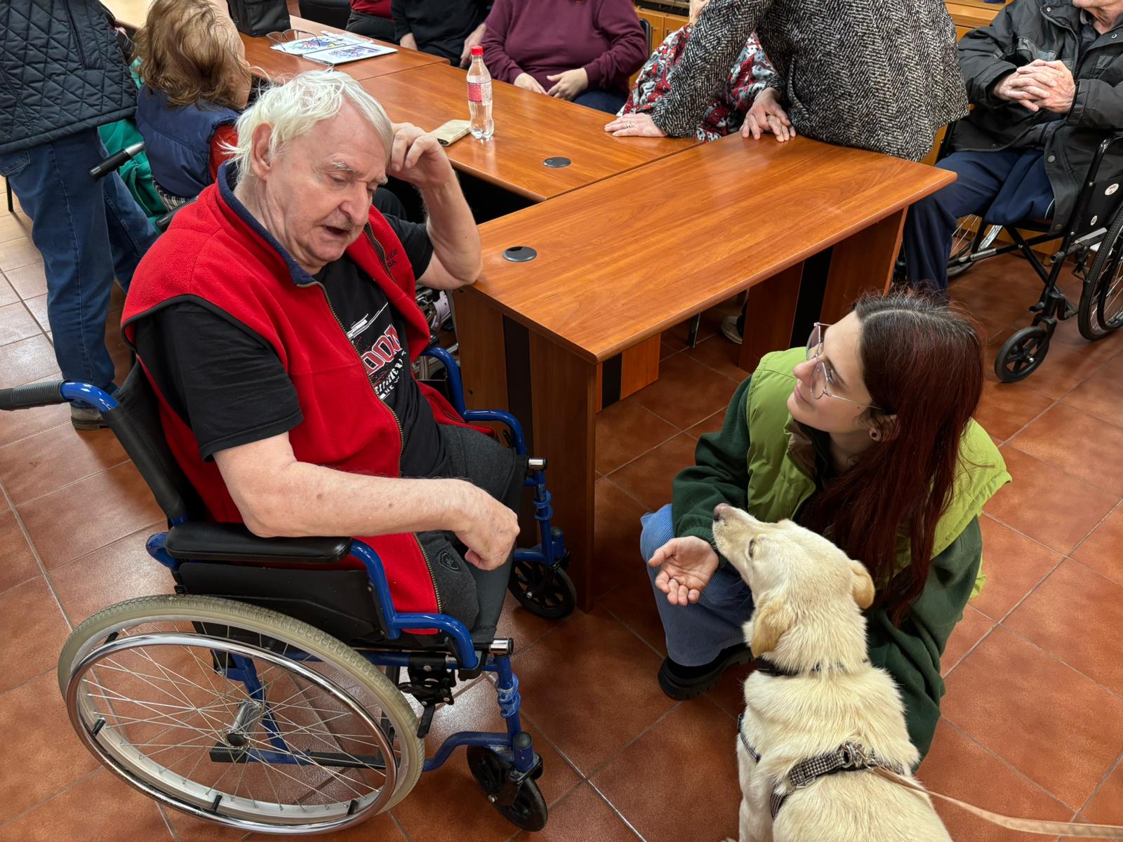 persoana varstnica alaturi de cainele Suflet la Centrul Floare Rosie