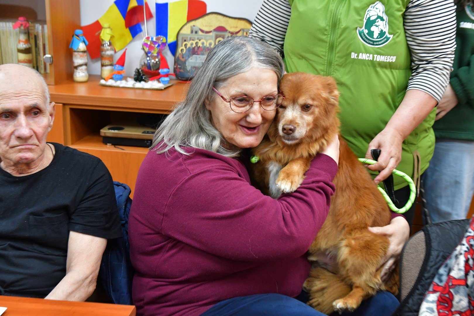 persoana varstnica alaturi de caine la Centrul Floare Rosie