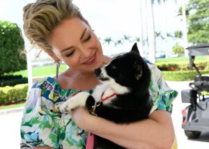 Actrița Katherine Heigl ține un câine în brațe