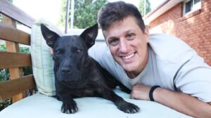 Un antreprenor australian alături de câinele său