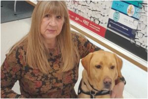 O femeie și un labrador