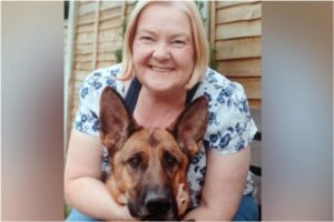 O femeie și un câine