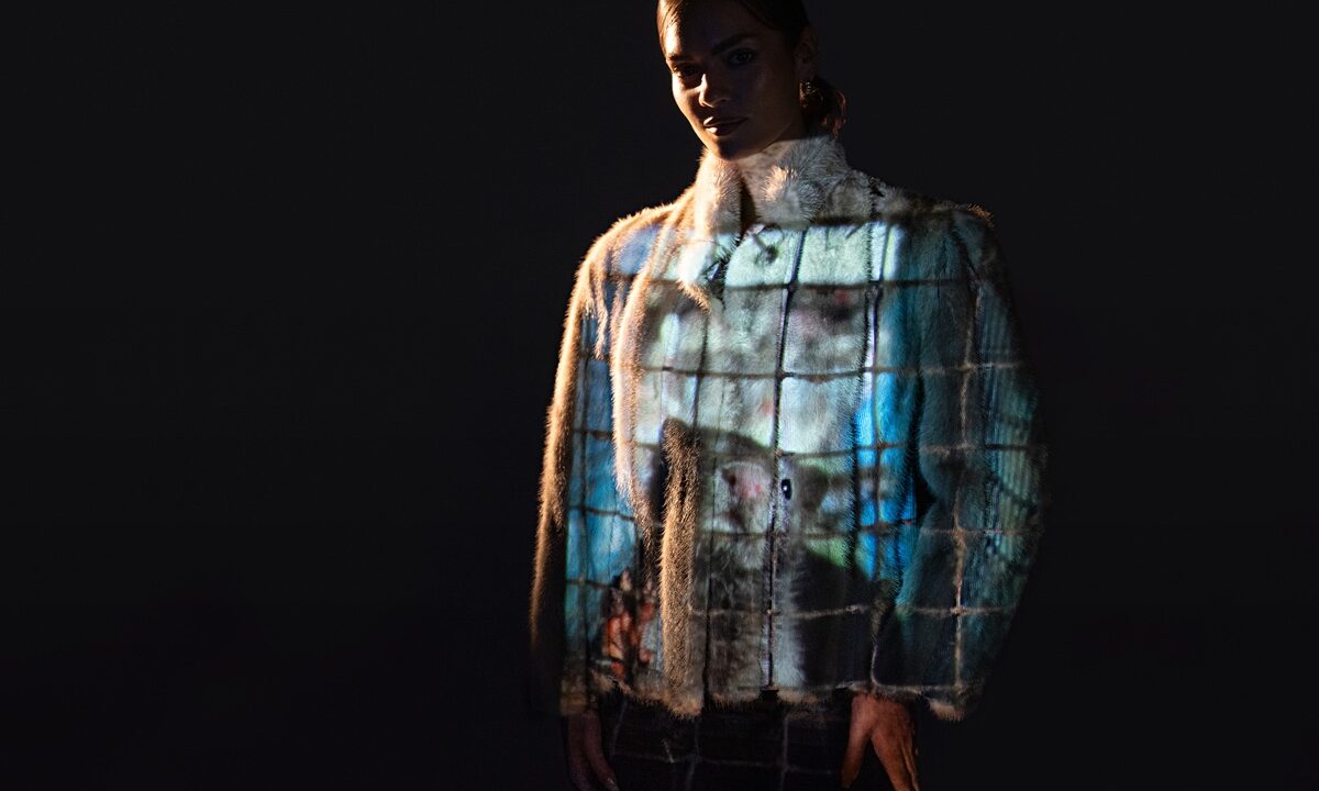 Femeie îmbrăcată cu o haină imprimată cu imagini cu animale