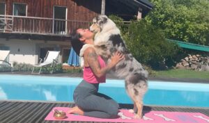 Andreea Sembely, instructor de Doga, face exerciții cu câinele său