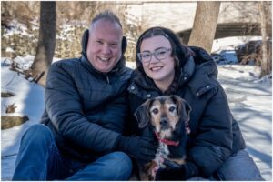 Portret femeie, bărbat și câine