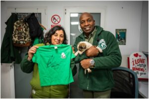 Haddaway cu un pui de câine în brațe