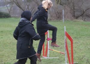 Ședință de hobby dogging, dresaj cu lesă fără câine