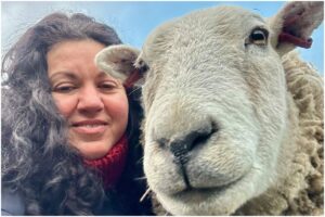 Femeie și o oaie