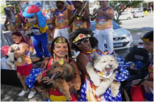 câini costumați la carnavalul de la Rio