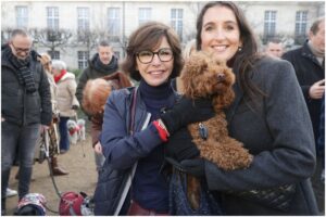 două femei și un câine