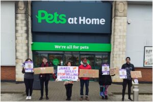 Persoane care protestează în fața magazinului Pets at Home