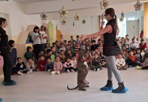 Copiii de la Grădinița Hillary Clinton învață despre dragostea pentru animale