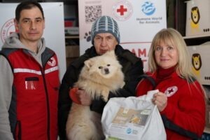 Voluntari ai Crucii Roșii și un proprietar de câine